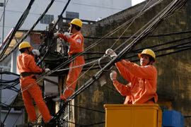Nhân viên EVN sửa chữa các thiết bị điện. (Ảnh: EVN)