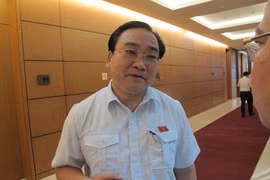 Bí thư Thành ủy Hoàng Trung Hải đang trao đổi với báo chí bên lề Quốc hội. (Ảnh: Đức Duy/Vietnam+)