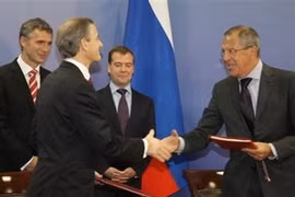 Tổng thống Nga Dmitry Medvedev và Thu tướng Na Uy Jens Stoltenberg đã chứng kiến lễ ký hiệp định tại Murmansk. (Nguồn: AP)