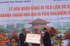 Đại diện lãnh đạo tỉnh Quảng Nam và Ủy ban Kiểm tra Trung ương đón nhận Bằng di tích lịch sử quốc gia Ban Kiểm tra Khu ủy Khu V. (Ảnh: Nguyễn Sơn/Vietnam+)