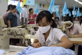 Sản xuất hàng dệt may xuất khẩu. (Ảnh: Thanh Vũ/TTXVN)