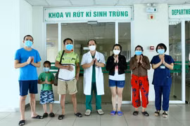 Các bệnh nhân COVID-19 được công bố khỏi bệnh, sáng 29/6/2020. (Ảnh: Minh Quyết/TTXVN)