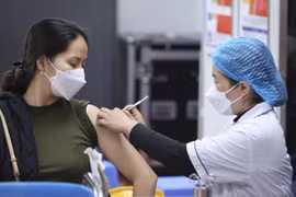 Nhân viên y tế tiêm vaccine phòng COVID-19 cho người dân. (Ảnh: Minh Quyết/TTXVN)