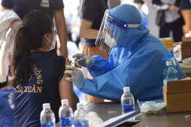 Đồng Nai tiêm vaccine phòng COVID-19 cho học sinh từ 15 đến 17 tuổi. (Ảnh: Công Phong/TTXVN)