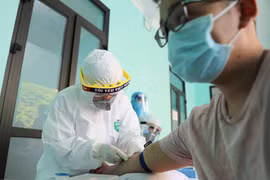 Nhân viên y tế lấy mẫu máu để xét nghiệm nhanh cho người dân tại Trạm Y tế phường Dịch Vọng, quận Cầu Giấy. (Ảnh: Thanh Tùng/TTXVN)
