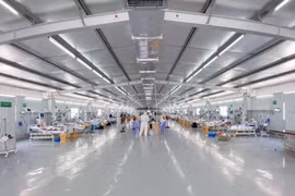 Điều trị cho bệnh nhân mắc COVID-19 tại Thành phố Hồ Chí Minh. (Ảnh: PV/Vietnam+)