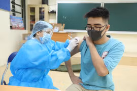Học sinh THPT Hà Nội bắt đầu được tiêm vaccine phòng COVID-19. (Ảnh: Minh Quyết/TTXVN)