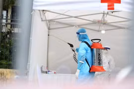 Nhân viên y tế phun khử khuẩn. (Ảnh: Minh Quyết/TTXVN)