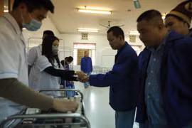 Nhân viên y tế phát thuốc cho các bệnh nhân điều trị tại bệnh viện Tâm thần Trung ương. (Ảnh: PV/Vietnam+)