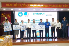 Hội Thầy thuốc trẻ Việt Nam trao tặng trạng thiết bị cho đại diện các bệnh viện (Ảnh: T.G/Vietnam+)