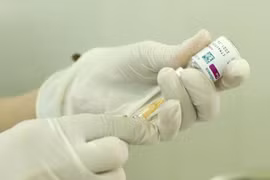 Tiêm vaccine phòng COVID-19 giúp làm giảm tỷ lệ mắc bệnh nặng và tử vong. (Ảnh: TTXVN/Vietnam+)