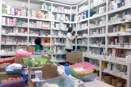 Nhân viên y tế làm công tác cấp phát thuốc. (Ảnh: T.G/Vietnam+)