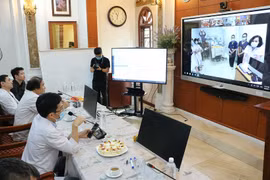 Các chuyên gia tại đầu cầu Bạch Mai trực tiếp "đi buồng ảo" thông qua hệ thống Tele-ICU. (Ảnh: PV/Vietnam+)