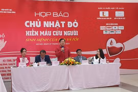 Nhà báo Lê Xuân Sơn phát biểu tại buổi họp báo. (Ảnh: PV/Vietnam+) 