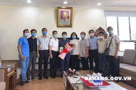 Các y bác sỹ Bệnh viện Chợ Rẫy (Thành phố Hồ Chí Minh) chia tay Đà Nẵng. (Ảnh: danang.gov.vn)