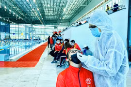 Nhân viên y tế làm công tác xét nghiệm. (Ảnh: TTXVN/Vietnam+)