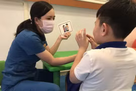 Trẻ tự kỷ được hướng dẫn bởi các cô giáo chuyên sâu giáo dục đặc biệt. (Ảnh: PV/Vietnam+)
