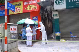 Hà Nội phong tỏa ngõ 172 Lò Đúc. (Ảnh: Hoàng Hiếu/TTXVN)