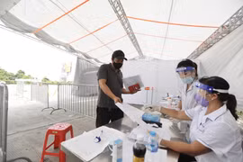 Khu vực khai báo y tế, kiểm tra thân nhiệt tại trạm kiểm soát Pháp Vân-Cầu Giẽ. (Ảnh: Minh Quyết/TTXVN)