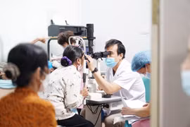 Bác sỹ khám mắt cho bệnh nhân. (Ảnh: PV/Vietnam+)