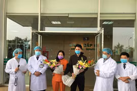 Hai bệnh nhân trong ngày xuất viện. (Ảnh: PV/Vietnam+)