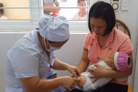 Nhân viên y tế tiêm chủng cho trẻ nhỏ. (Ảnh: T.G/Vietnam+)