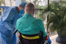 Bệnh nhân 91 được các y bác sỹ đưa ra phơi nắng. (Ảnh: Bệnh viện Chợ rẫy)