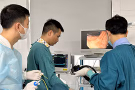 Các bác sĩ nội soi cho một bệnh nhân tại Bệnh viện Bạch Mai. (Ảnh: PV/Vietnam+)