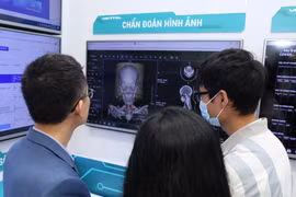 Khách tham quan triển lãm trong chương trình. (Ảnh: Hoàng Hiếu/TTXVN)