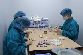 Nghiên cứu sản xuất vắcxin COVID-19 tại VABIOTECH. (Ảnh: PV/Vietnam+)