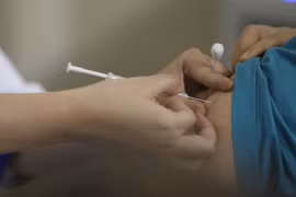 Tiêm phòng vaccine phòng COVID-19 cho người dân. (Ảnh: TTXVN/Vietnam+)