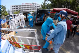 Tổ chức tiếp nhận các nhu yếu phẩm thiết yếu dành cho cho đội ngũ nhân lực y tế tại khu vực Bệnh viện C Đà Nẵng. (Ảnh: Trần Lê Lâm/TTXVN)
