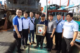 Tặng tủ thuốc y tế cho ngư dân Quảng Ngãi vươn khơi bám biển