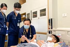 Bác sỹ thăm khám cho bệnh nhi. (Ảnh: BVCC)
