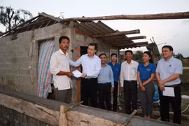 Lãnh đạo Hội Thầy thuốc trẻ Việt Nam tặng quà cho các gia đình bị ảnh hưởng bởi lũ lụt. (Ảnh: PV/Vietnam+)