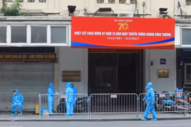 Chiều 12/5, Hà Nội phong toả tại địa chỉ số 91 Đinh Tiên Hoàng (Hà Nội) do có trường hợp dương tính với SARS-CoV-2. (Ảnh: Phan Tuấn Anh/TTXVN)