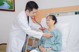 Tiến sỹ Đặng Quang Huy - Phó giám đốc Trung tâm và Ekip gây mê phẫu thuật thuộc Trung tâm Tim mạch khám cho bệnh nhân. (Ảnh: PV/Vietnam+)