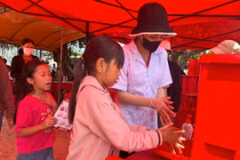 Chăm sóc sức khỏe, hướng dẫn trẻ em ở đảo Lý Sơn rửa tay với xà phòng
