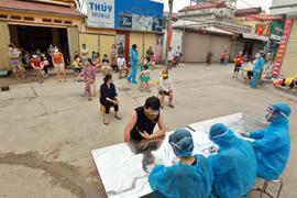 Người dân thôn Hạ Lôi trong những ngày bị cách ly. ( Ảnh: Minh Quyết/TTXVN)