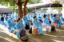 Sóc Trăng tiếp nhận và cách ly tập trung 117 công dân trở về từ Singapore. (Ảnh: TTXVN/Vietnam+)
