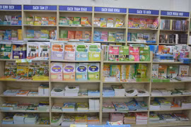 Nhiều cử tri băn khoăn về giá sách giáo khoa hiện nay. (Ảnh: Văn Dũng/TTXVN)