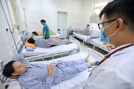 Bệnh nhân điều trị nội trú tại bệnh viện đa khoa Đống Đa. (Ảnh: Minh Quyết/TTXVN)