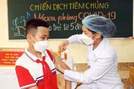Tiêm vaccine cho học sinh lớp 6. (Ảnh: Văn Đức/TTXVN)