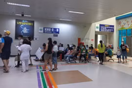 Trẻ đến khám tại Bệnh viện Nhi Trung ương. (Ảnh: PV/Vietnam+)