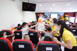 Tặng quà cho các bệnh nhi mắc bệnh hiếm. (Ảnh: PV/Vietnam+)