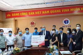 Bộ Y tế tiếp nhận gói hỗ trợ tài chính cho bác sỹ, nhân viên y tế tuyến đầu chống dịch COVID-19. (Ảnh: PV/Vietnam+)