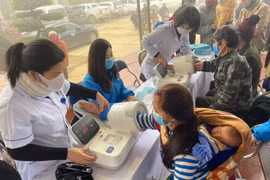 Bác sỹ chăm sóc sức khỏe cộng đồng cho bà con nhân dân xã Sín Chéng huyện Si Ma Cai. (Ảnh: PV/Vietnam+)