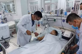 Các bác sỹ Bệnh viện Chợ Rẫy hỗ trợ điều trị cho các Bệnh nhân ngộ độc Botulinum tại Bệnh viện Đa khoa Khu vực Bắc Quảng Nam. (Ảnh: TTXVN)
