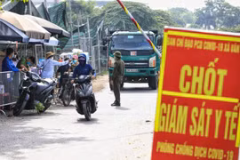 Huyện Đông Anh lập chốt kiểm soát chặt chẽ giữa khu vực giáp ranh Hà Nội-Bắc Ninh. (Ảnh: Thành Đạt/TTXVN)