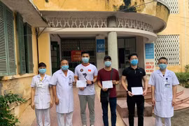 3 bệnh nhân mắc COVID-19 tại Bệnh viện đa khoa tỉnh Nam Định được công bố khỏi bệnh. (Ảnh: PV/Vietnam+)